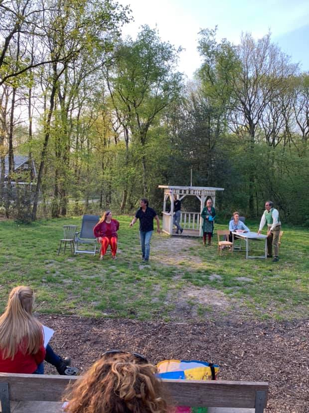 scenebeeld van een dansvoorstelling. We zien een jonge vrouw op een wipwap staan, uitgelicht met 4 spots